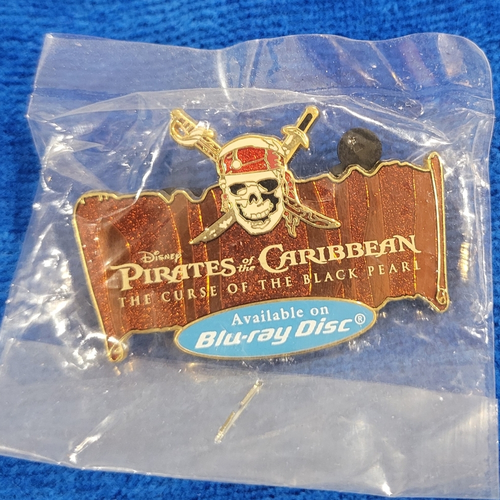 Disney Pirates of the Caribbean Skull Pin - Never Opened